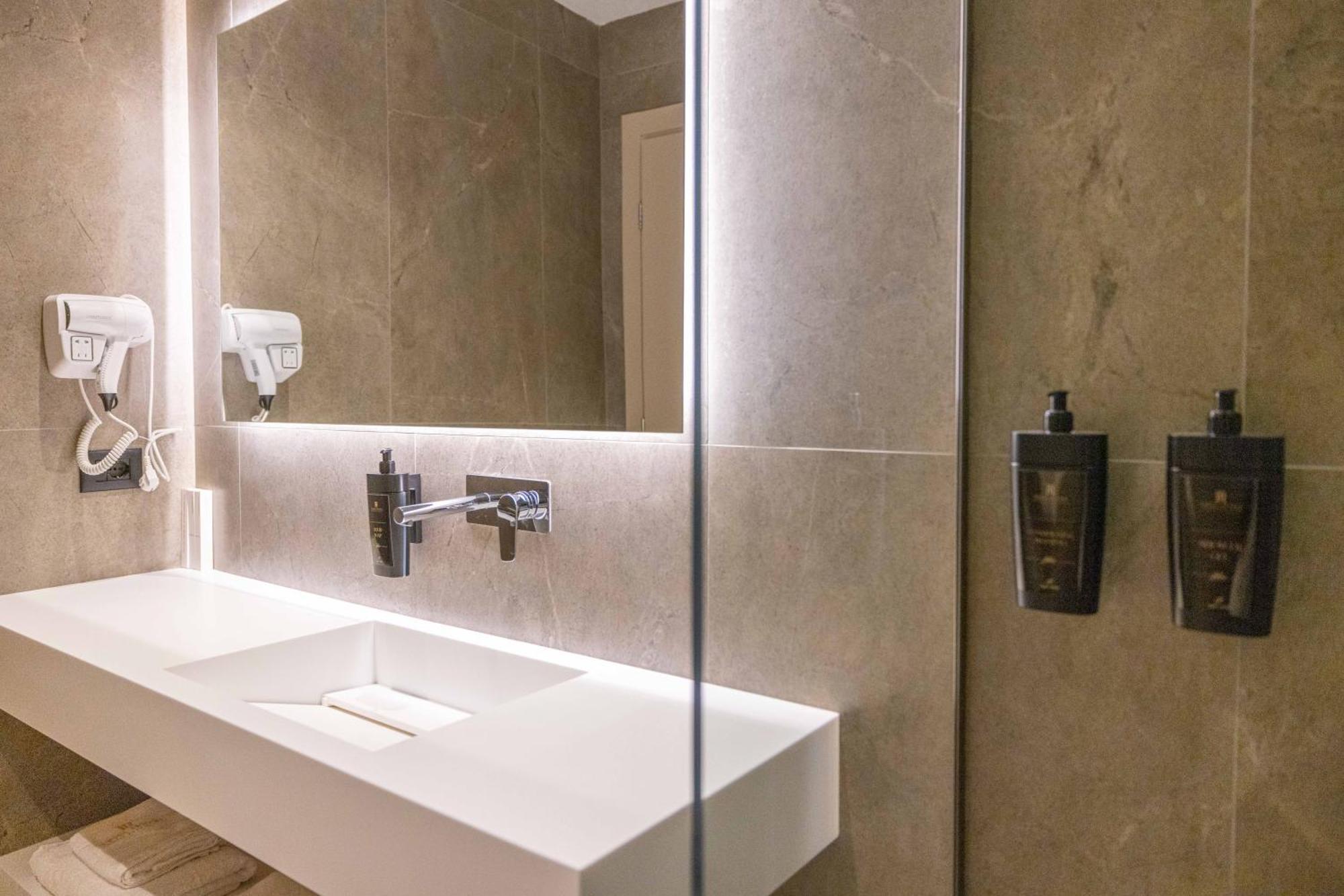 Tris3 Hotel Radhimë Esterno foto