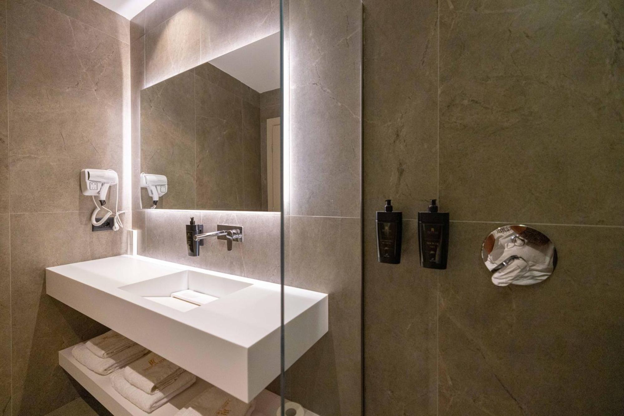 Tris3 Hotel Radhimë Esterno foto
