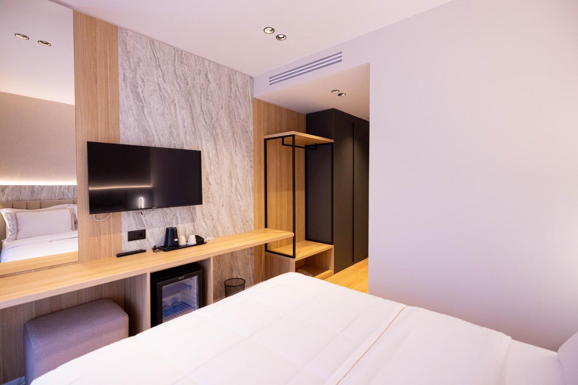 Tris3 Hotel Radhimë Esterno foto
